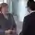 Angela Merkel im Dialog mit dem Flüctling und Journalist Al Kassar