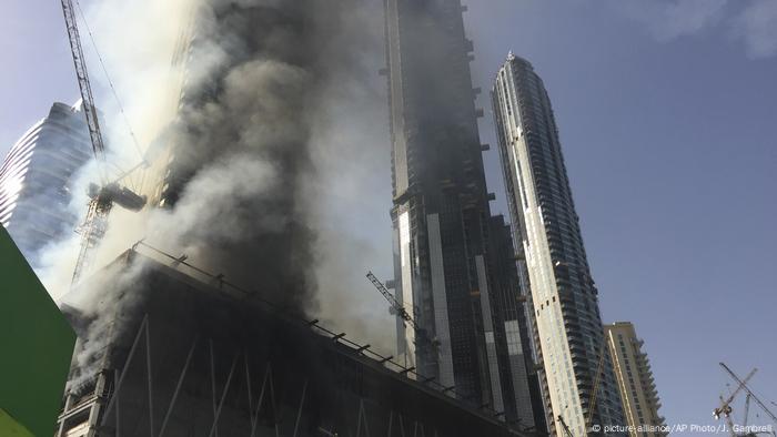 Fire At Skyscraper Near Dubai S Largest Shopping Mall News Dw 02 04 17