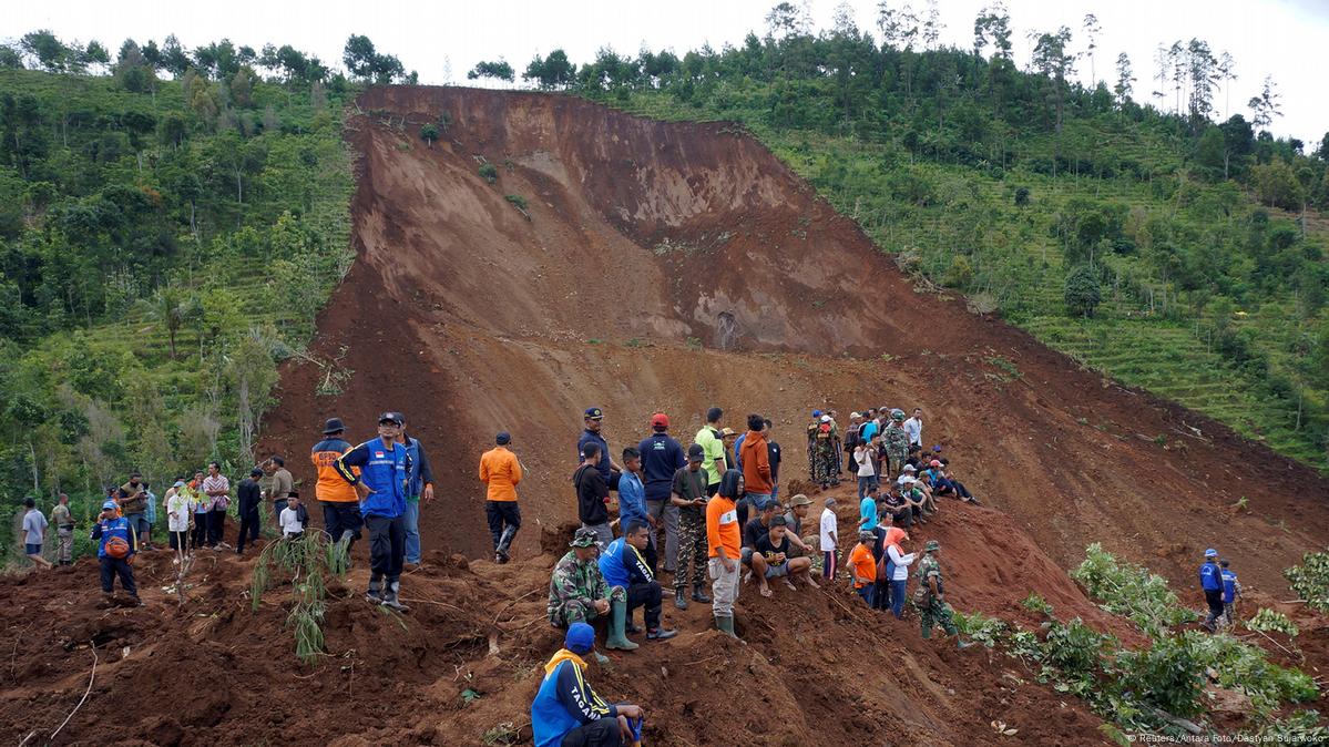 Dozens Missing After Indonesian Landslide – DW – 04/02/2017