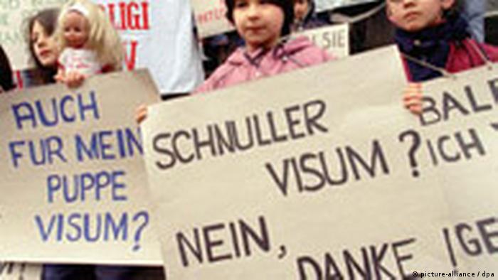 Türk çocukları Hamburg'da 1997'de çocuklara vize uygulaması getirilmesini protesto ediyor
