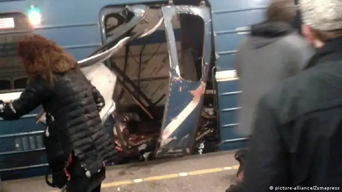 Взорванный поезд метро в Петербурге