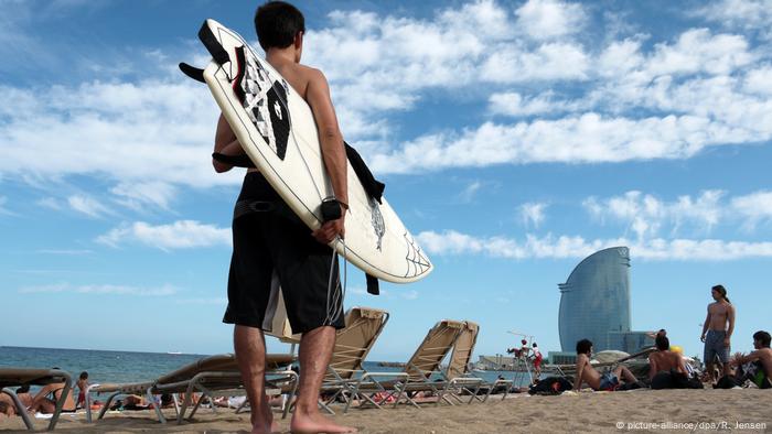 Surfing in Barcelona (picture-alliance/dpa/R. Jensen)