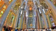 Die Sagrada Familia ( Basílica i Temple Expiatori de la Sagrada Família - Sühnekirche der Heiligen Familie ) ist eine römisch-katholische Basilika in Barcelona. Der Bau der von Antoni Gaudi im Stil des Modernisme entworfenen Kirche ist bis heute unvollendet. Er wurde 1882 begonnen und soll nach aktueller Planung 2026 zum 100. Todestag von Gaudi fertiggestellt sein. | Verwendung weltweit