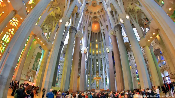 Spanien Barcelona Sagrada Familia (picture-alliance/dpa/R. Goldmann)