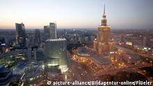 Die Skyline mit dem Kulturpalast in der Neustadt von Warschau, Polen | Verwendung weltweit