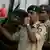 Indische Polizisten verschanzen sich (Quelle: AP)