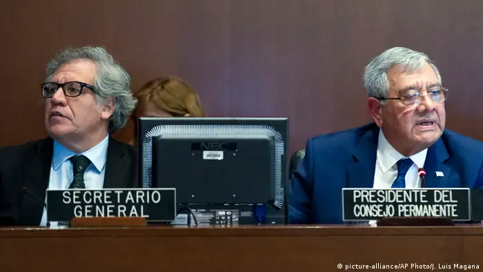 USA OAS-Treffen in Washington - Luis Almagro Lemes und Leonidas Rosa Bautista (picture-alliance/AP Photo/J. Luis Magana)