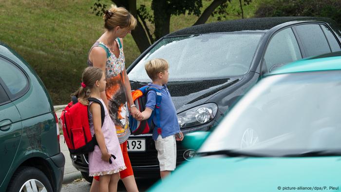 Kinder im Straßenverkehr- Erstklässler üben den künftigen Schulweg (picture-alliance/dpa/P. Pleul)