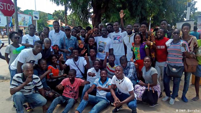 Jovens angolanos que deveriam participar no debate Reconciliação sem Exclusão impedido pela polícia (04.04)