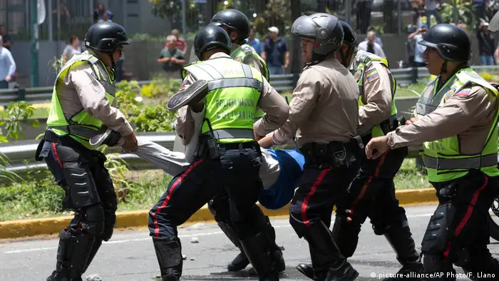 La Asamblea Nacional de Venezuela suspendió sesión para debatir remoción de jueces que anularon poder legislativo, luego de que una marcha opositora que fuera atacada por los llamados “colectivos” armados chavistas. 04.04.2017