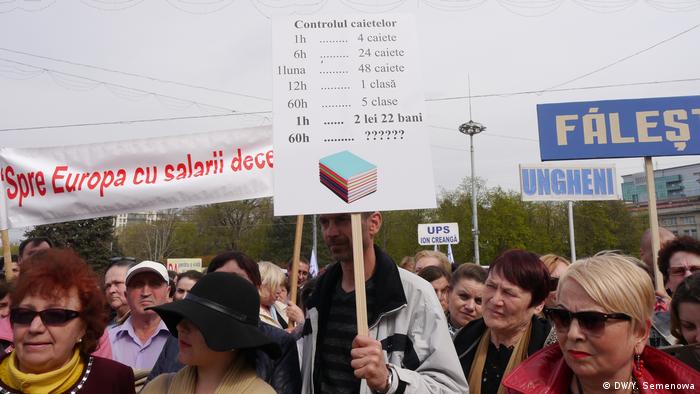 Участники акции протеста учителей и ученых Молдавии