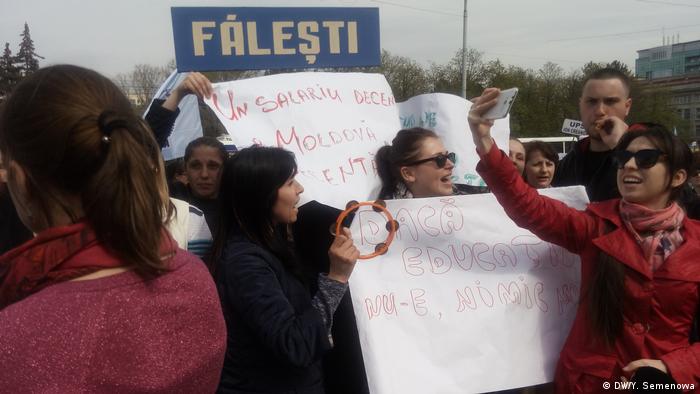 Молодые участники акции протеста учителей и ученых