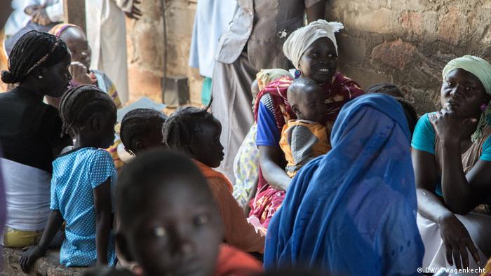 Sudan Mütter und Kinder warten auf medizinische Behandlung in einem Krankenhaus in Kauda (DW/L. Wagenkecht )