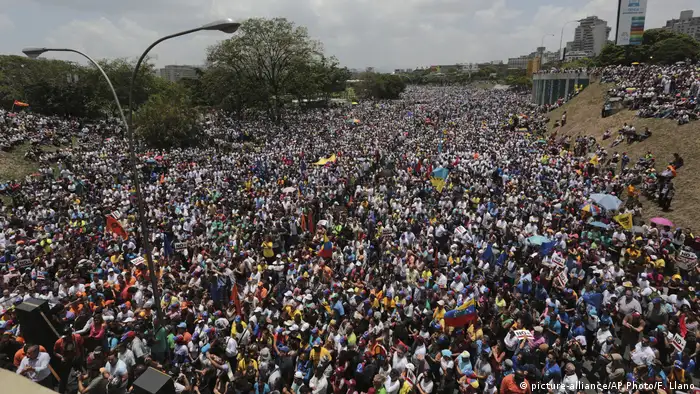 Venezuela Caracas Demonstration gegen Präsident Maduro (picture-alliance/AP Photo/F. Llano)