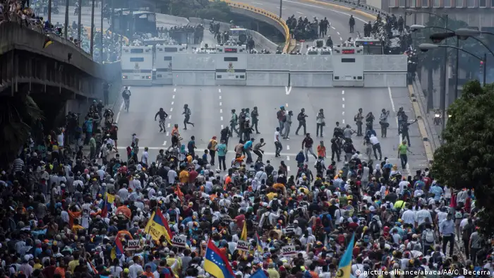 Venezuela Caracas Demonstrationen gegen Präsident Maduro (picture-alliance/abaca/AA/C. Becerra)