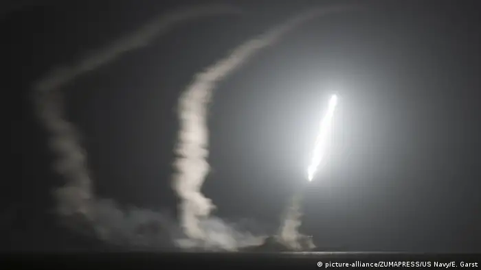 Syrien USA Tomahawk Angriff auf Militärbasis (picture-alliance/ZUMAPRESS/US Navy/E. Garst)