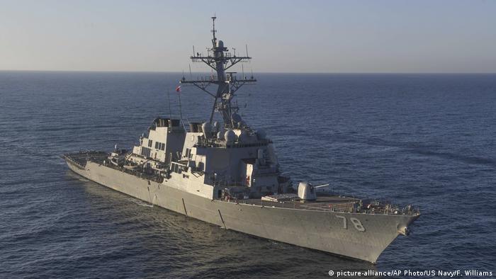 Los misiles tipo Cruise fueron lanzados desde los buques de guerra USS Porter y USS Ross, que se encuentran en el Mar Mediterráneo. Fue la primera vez que Estados Unidos atacó a tropas sirias desde que comenzó la guerra civil hace seis años. Los ataques anteriores habían sido dirigidos a objetivos de Estado Islámico.