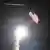 Abschuss einer Tomahawk-Rakete von dem Kriegsschiff USS Ross auf einem Bild der US-Marine