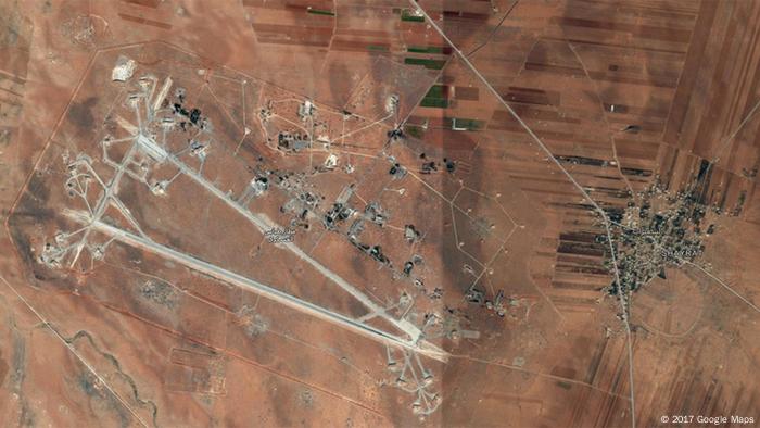 ...se veía así la base aérea Al Shairat. Sobre ella cayeron 59 misiles de precisión tipo Tomahawk. Fue el punto desde el cual el martes pasado salieron los aviones que lanzaros las armas químicas, según el presidente estadounidense, Donald Trump. La respuesta estadounidense tuvo como objetivo aviones y pistas en la mencionada base aérea siria.