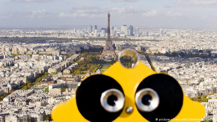 Frankreich Paris - Münzfernrohr am Aussichtspunkt Tour Montparnasse auf den Eiffelturm (picture-alliance/blickwinkel/McPHOTO)