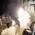 Mísseil Tomahawk é disparado de destróier americano contra base aérea síria em Homs. 