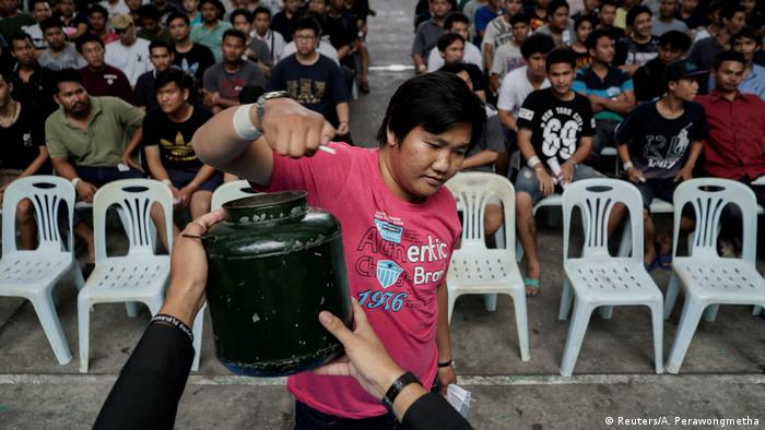 Thailand - Transsexuelle werden zum Wehrdienst einberufen (Reuters/A. Perawongmetha)