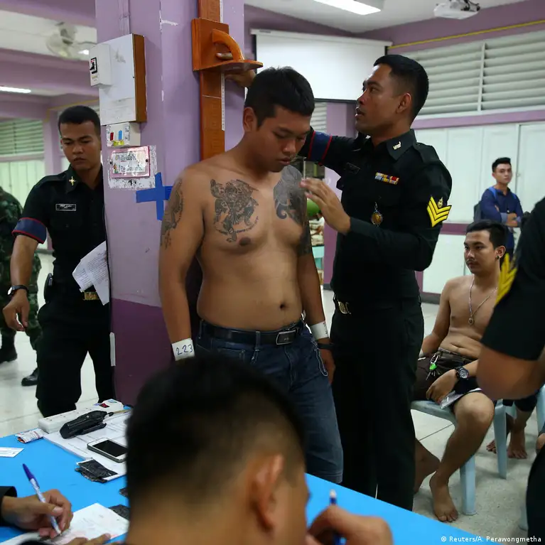 Yigitlar etuk ayollarning mushuklarini yalamoqda (foto)