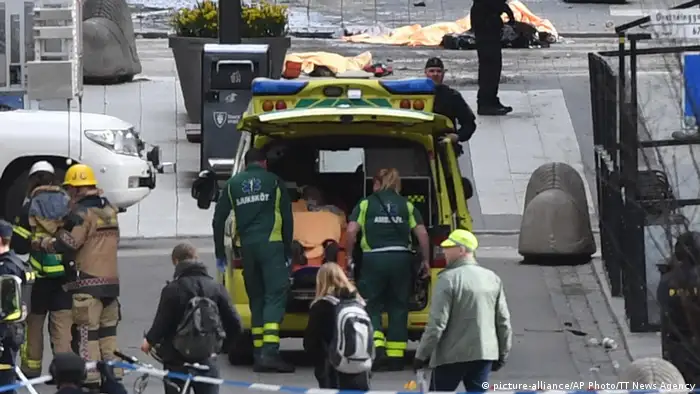 Schweden Stockholm LKW fährt in Menschenmenge (picture-alliance/AP Photo/TT News Agency)