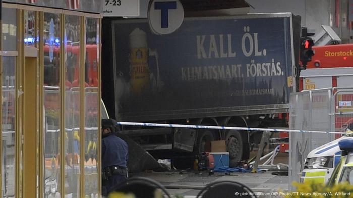 Schweden Stockholm LKW fährt in Menschenmenge (picture-alliance/AP Photo/TT News Agency/A. Wiklund)