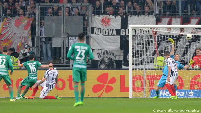 1. Bundesliga 28. Spieltag | Eintracht Frankfurt - Werder Bremen | Tor Bremen (picture-alliance/dpa/Revierfoto)
