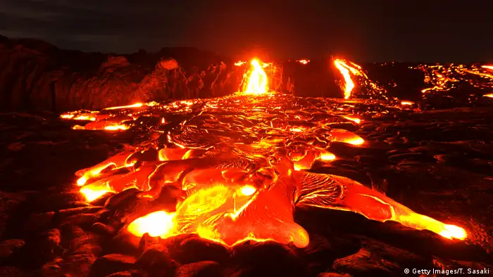 Leuchtende Lavaströme Hawaii Kilauea (Getty Images/T. Sasaki)