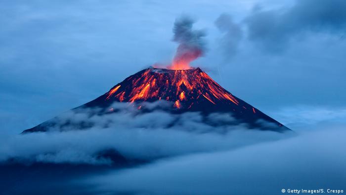 Leuchtende Lavaströme Tungurahua Vulkan (Getty Images/S. Crespo)