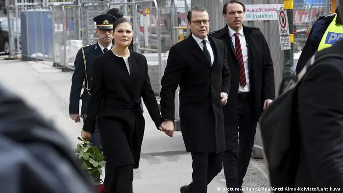 Nach dem Anschlag in Stockholm Kronprinzessin Victoria und Prinz Daniel (picture-alliance/dpa/Antti Aimo-Koivisto/Lehtikuva)