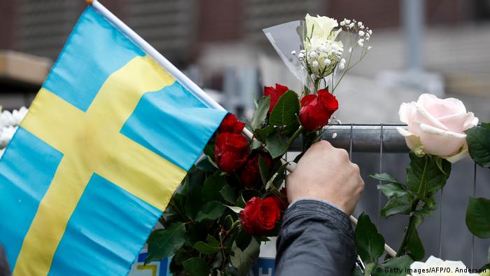 Квіти на місці скоєння наїзду вантажівки на людей у Стокгольмі