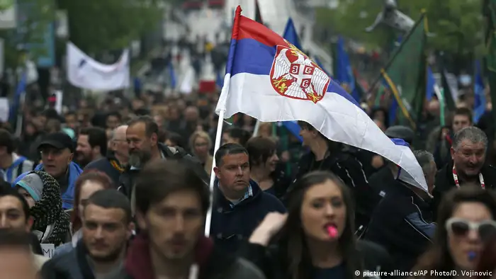 Serbien Proteste gegen Wahlen in Belgrad (picture-alliance/AP Photo/D. Vojinovic)