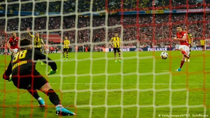 Bundesliga Bayern München vs Borussia Dortmund Elfmeter (Getty Images/AFP/G. Schiffmann)