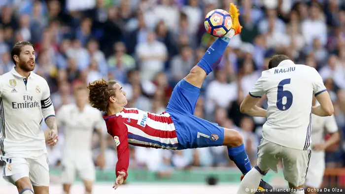 El Real Madrid y el Atlético se enfrentarán en las semifinales de la Liga de Campeones, según determinó el sorteo realizado hoy en la sede de la UEFA en Nyon. Juventus y Mónaco chocarán en el otro cruce. (21.04.2017)