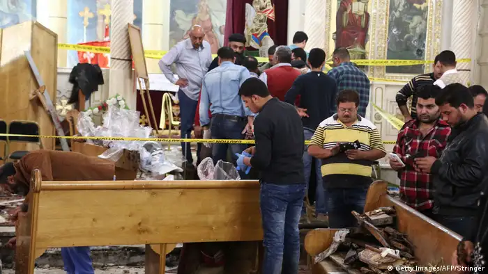Coptic Christians survey Tanta attack, Palm Sunday (Getty Images/AFP/Stringer)