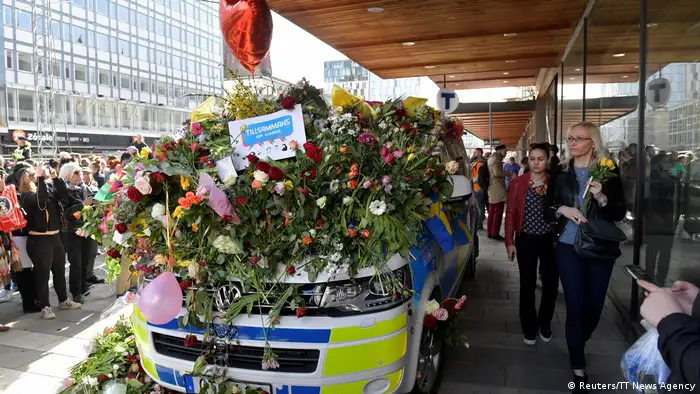 Schweden - Stockholm nach dem Anschlag - Lovefest (Reuters/TT News Agency)