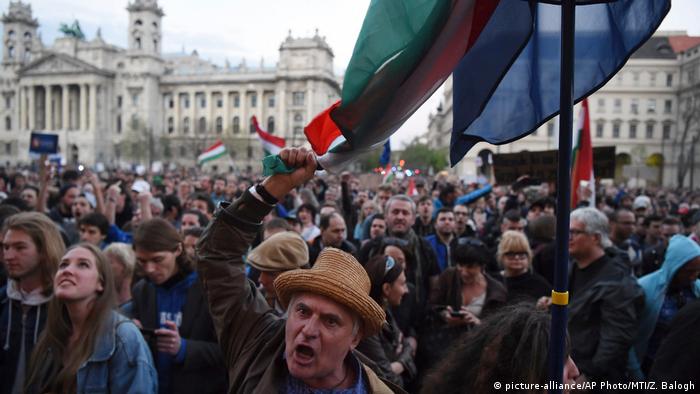 Унгарци на протест срещу закриването на Европейския университет, финансиран от Сорос