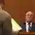 Iwan (John) Demjanjuk in einem Gerichtssaal 2006. Im Vordergrund ein Mann im hellen Anzug mit Akten in der Hand. (Quelle: AP)