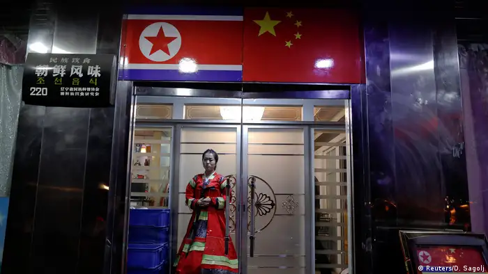 Nordkoreanischer Einfluss ist in der chinesischen Grenzstadt Dandong überall zu spüren. Nordkorea betreibt dort unter anderem mehrere Restaurants - zu Prestigezwecken. Auch auf diese Weise fließt Geld in die Kassen des Regimes in Pjöngjang.