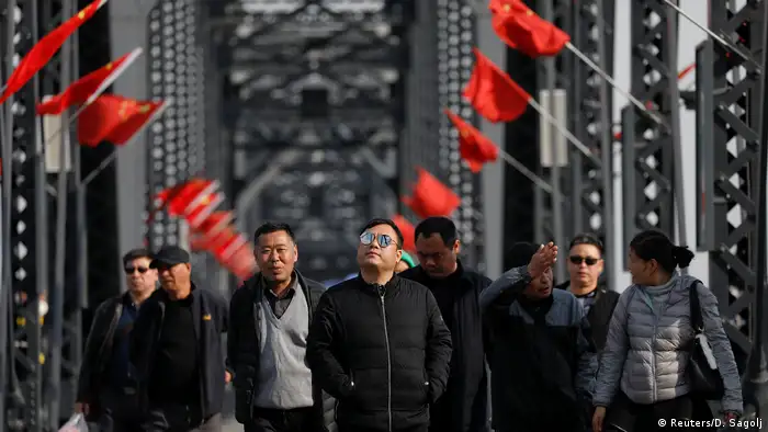 Der chinesische Teil der zerstörten Yalu-Brücke ist für Touristen geöffnet. 2015 wurde eine weitere Yalu-Brücke eröffnet. Das rund 350 Millionen Dollar teure Bauwerk wurde komplett von China finanziert und nach nur drei Jahren Bauzeit fertiggestellt. Richtig genutzt wird es aber bis heute nicht - denn auf nordkoreanischer Seite endet die mautpflichtige Brücke im Ackerland.