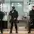 Spanien Polizisten am Flughafen Barcelona Symbolbild