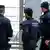 Spanien Polizisten am Flughafen Barcelona Symbolbild