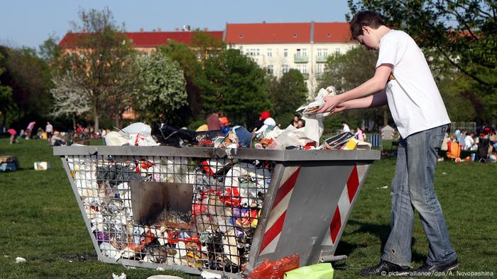 Trash bin at Mauerpark in Berlin (picture-alliance/dpa/A. Novopashina)