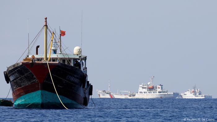 Zwei Patrouillenboote der chinesischen Küstenwache kreuzen im Südchinesischen Meer hinter einem Fischerboo