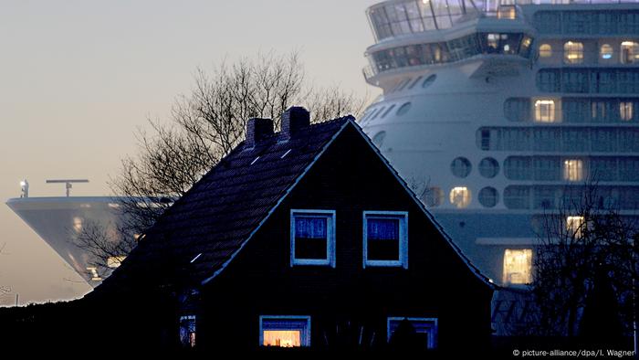 Deutschland Überführung Kreuzfahrtschiff in die Nordsee (picture-alliance/dpa/I. Wagner)