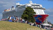 Der jüngste Kreuzfahrtschiff-Neubau der Meyer-Werft in Papenburg (Niedersachsen) Genting Dream beginnt am 18.09.2016 seine Überführungsfahrt auf der schmalen Ems in die Nordsee. Das Spektakel lockte bei spätsommerlichen Wetter zahlreiche Zuschauer auf den Emsdeich. Foto: Ingo Wagner/dpa | Verwendung weltweit