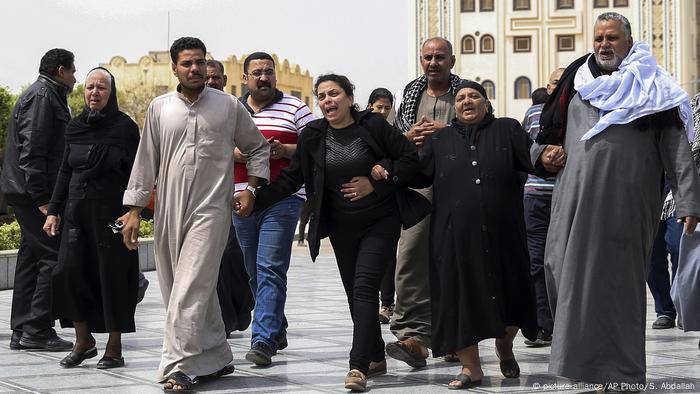Ägypten Trauernde vor der koptischen Kirche Mar Amina in Alexandria (picture-alliance/AP Photo/S. Abdallah)